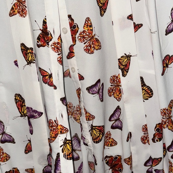🦋👐🦋👐🌹🌸New York & Company White Blouse with Butterfly Print - Picture 8 of 11